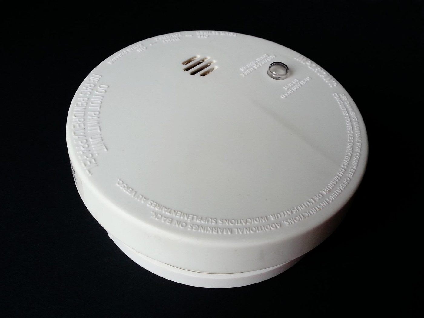Detector de humo instalado en el techo de un inmueble